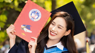 Hoa hậu Đỗ Hà rạng rỡ trong ngày tốt nghiệp