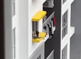 Thót tim cảnh 2 bé chơi đùa ngoài cửa sổ trên tầng 17 chung cư ở Malaysia