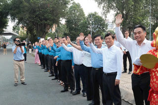 Người lao động ấm áp đường về quê đón Tết
