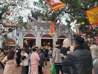 Người dân đến Phủ Tây Hồ chiêm bái ngày vía Thần tài