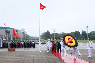 [ẢNH] Đoàn đại biểu Mặt trận vào Lăng viếng Chủ tịch Hồ Chí Minh