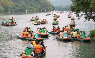 Hàng chục vạn du khách đổ về Ninh Bình dịp đầu năm 2023