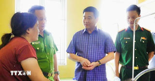 Khen thưởng tập thể, cá nhân trong việc tìm kiếm cháu bé đi lạc trong rừng