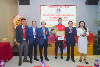 Hải Phòng: Khen thưởng cầu thủ Nguyễn Đình Triệu 550 triệu đồng