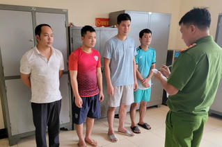 Khởi tố 5 đối tượng là nhân viên bốc xếp ở Nội Bài, phá khóa hành lý ký gửi để trộm cắp