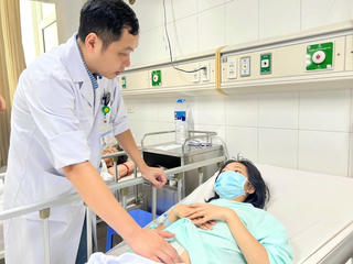 Nữ sinh bị thủng ruột vì nuốt tăm