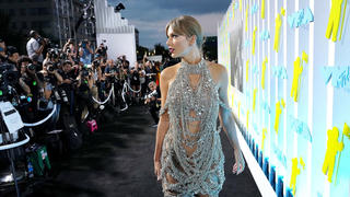 Những bộ cánh rực rỡ đốt cháy 'thảm đen' MTV Video Music Awards 2022