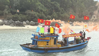 Ngư dân Quảng Ngãi tưng bừng xông biển đầu năm mới