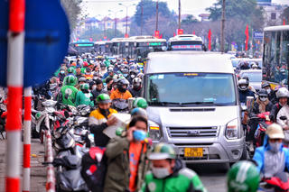 Người dân trở lại Thủ đô sau kỳ nghỉ lễ, đường phố lại ùn ứ kéo dài