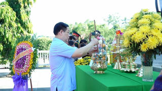 Chủ tịch Quốc hội dâng hương, dâng hoa tưởng niệm các anh hùng liệt sĩ ở tỉnh Quảng Ngãi