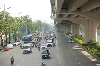 Hà Nội dựng hàng rào cứng phân tách làn đường: Góp phần giảm xung đột và ùn tắc