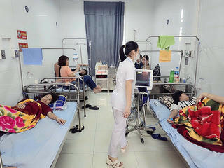 Bất an quà vặt cổng trường
