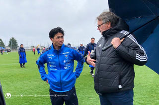 HLV Troussier sang Nhật Bản theo dõi Công Phượng thi đấu