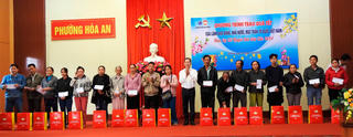Đà Nẵng: Trao quà Tết cho hộ nghèo, cận nghèo