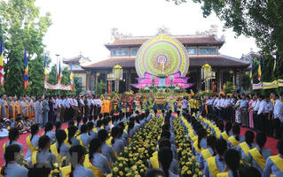 Hàng ngàn Tăng Ni, Phật tử dự Đại lễ Phật đản Phật lịch 2567 tại Việt Nam Quốc Tự