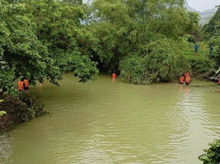 Tìm thấy thi thể hai vợ chồng đuối nước khi đi qua suối