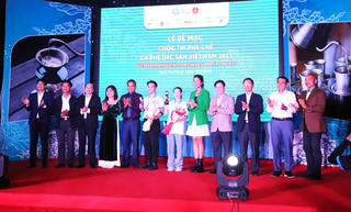 Hai thí sinh đạt giải cao trong cuộc thi pha chế cà phê đặc sản Việt Nam năm 2023