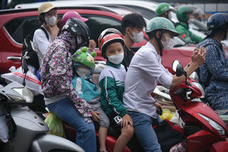 Người dân lỉnh kỉnh đồ đạc trở lại Thủ đô, nhiều tuyến đường ùn ứ kéo dài