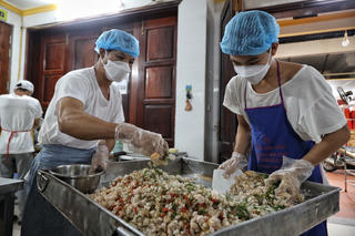Hà Nội: Cận cảnh quy trình làm bánh Trung Thu ở làng Xuân Đỉnh