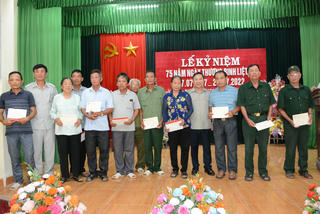 Phó Ban Dân nguyện Lưu Bình Nhưỡng thăm, tặng quà gia đình chính sách ở Nam Định