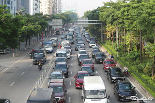 Hà Nội: Ngày đầu phân làn đường Võ Chí Công giao thông thuận lợi