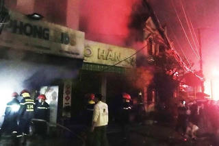 Hà Tĩnh: Giải cứu 4 người mắc kẹt trong đám cháy lúc nửa đêm