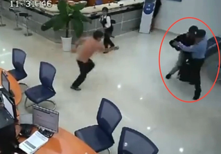 Nam bảo vệ kể phút bị đạn bắn vào người khi bắt tên cướp nhà băng