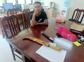 Hà Nội: Phát hiện 'ma men' mang theo dao, gậy ba khúc tại Đại lộ Thăng Long