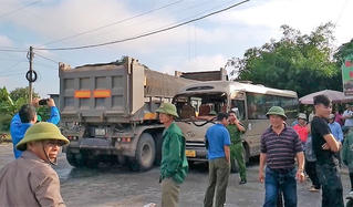 Nhiều công nhân bị thương sau vụ xe khách va chạm với xe đầu kéo