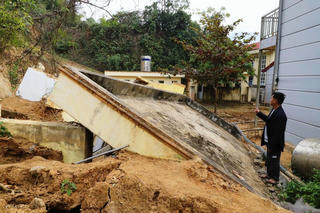 Mòn mỏi chờ di dời