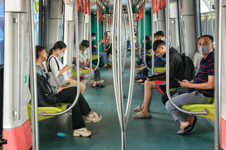 Người dân phấn khởi trải nghiệm tuyến đường sắt đô thị Nhổn - Ga Hà Nội