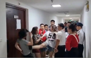 Công an vào cuộc vụ người phụ nữ đạp cư dân tại chung cư ở Hà Nội