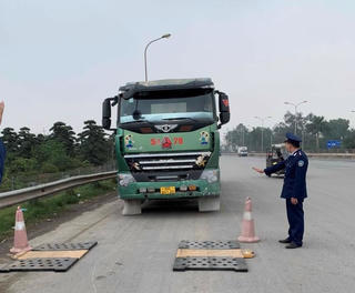 Hà Nội: 35 trường hợp xe quá tải qua cầu Thăng Long bị xử lý nghiêm