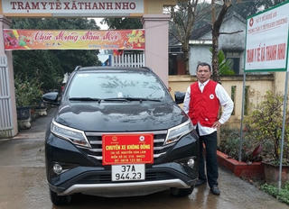 Phó trạm y tế xã bán bò mua ô tô chở miễn phí bệnh nhân nghèo đi cấp cứu
