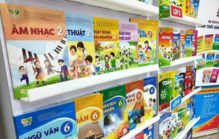 Lựa chọn sách giáo khoa: Giám sát thế nào để minh bạch, khách quan?