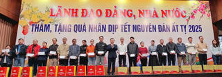 Chánh án TAND tối cao Lê Minh Trí trao quà Tết cho hộ nghèo ở Đà Nẵng