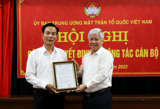 Ông Nguyễn Minh Phú là Phó Giám đốc Trung tâm Bồi dưỡng cán bộ và Nghiên cứu khoa học MTTQ Việt Nam