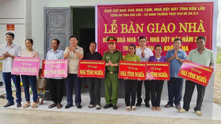 Đắk Lắk: Bàn giao 8 nhà tình nghĩa cho hộ nghèo vùng biên