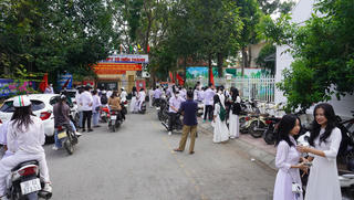 Học sinh đi muộn không được dự khai giảng: Cứng nhắc hay rèn ý thức kỷ luật?