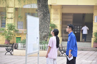 Học sinh, phụ huynh Hà Nội nhấp nhổm chờ hạ điểm chuẩn lớp 10