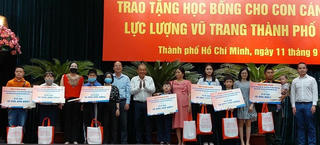 TP HCM tặng 100 suất học bổng cho con cán bộ, chiến sĩ lực lượng vũ trang có hoàn cảnh khó khăn