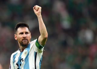 Argentina 'đau đầu' tìm người đá cặp cùng Messi