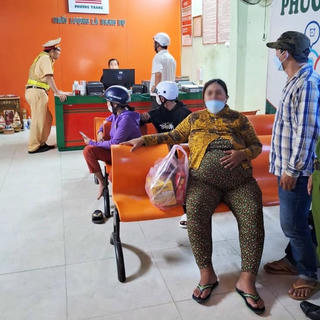 Người phụ nữ mang thai 8 tháng bị xe khách bỏ rơi giữa đường
