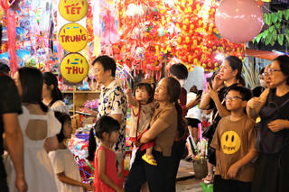 Phố Hàng Mã nhộn nhịp trước thềm Tết Trung thu