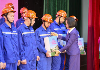 Phó Chủ tịch Quốc hội Nguyễn Thị Thanh thăm, tặng quà công nhân ngành than