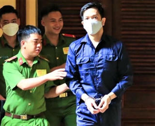 Y án sơ thẩm đối với cha ruột bé gái 8 tuổi bị bạo hành đến tử vong