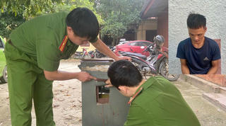 Thanh niên lẻn vào nhà dân ‘thụt’ két, trộm 1 cây vàng