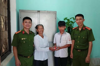 Nhặt được 2 nhẫn vàng, nam sinh lớp 7 trả lại cho cụ bà 80 tuổi