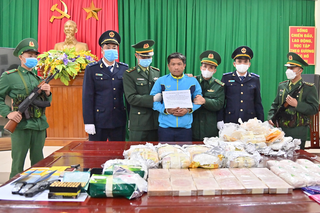 Bắt người đàn ông mang súng 'áp tải' 21kg ma túy
