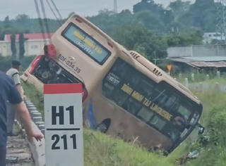 Va chạm trên cao tốc Vĩnh Hảo - Phan Thiết: Xe khách đâm qua dải phân cách
